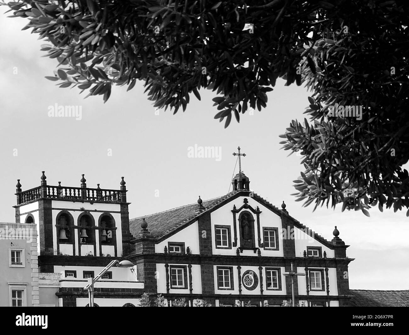 Kirche in Ponta Delgada, Azoren Reiseziel, schwarz-weiß-Fotografie. Stockfoto