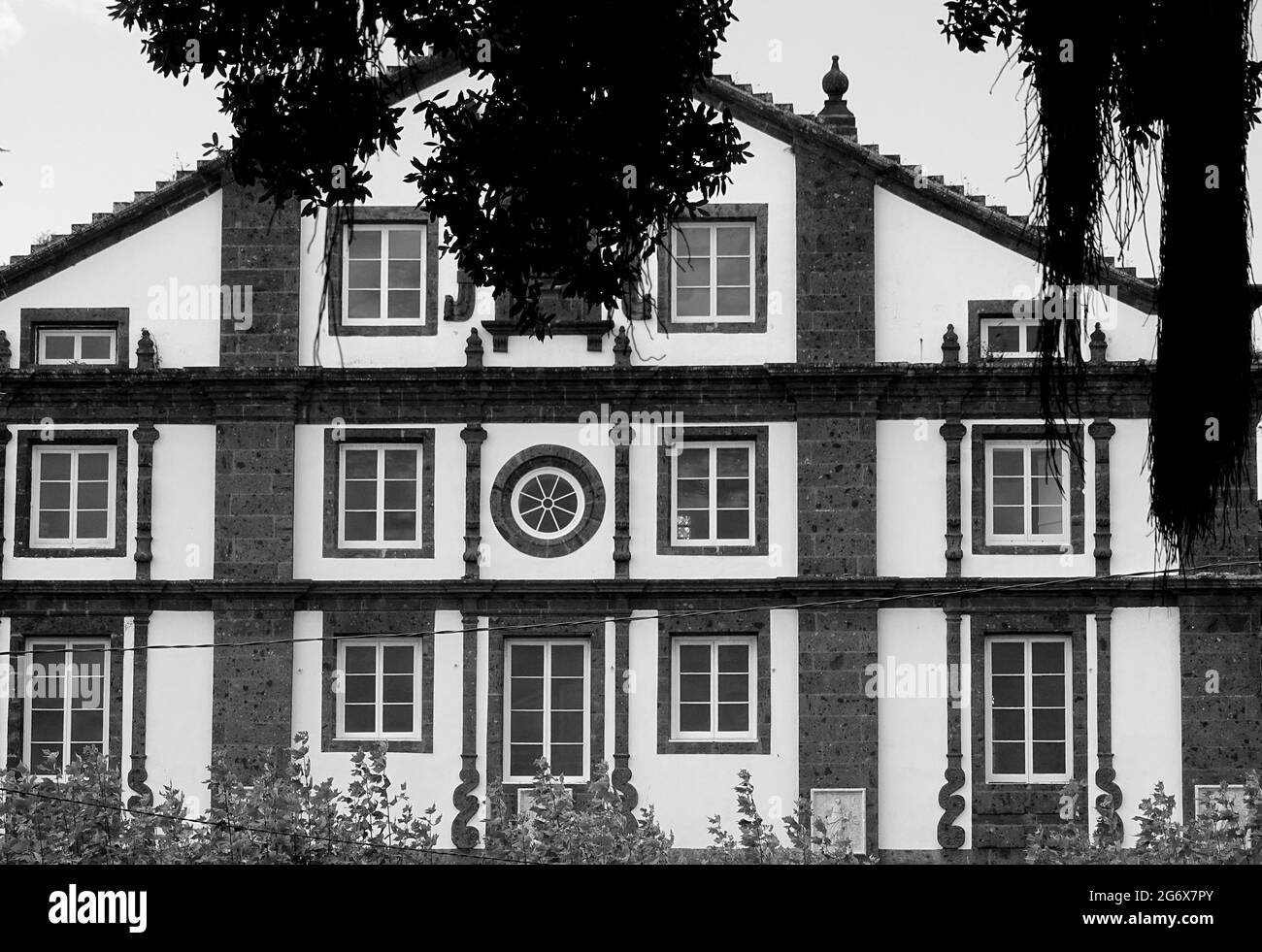 Kirche in Ponta Delgada, Azoren Reiseziel, schwarz-weiß-Fotografie. Stockfoto