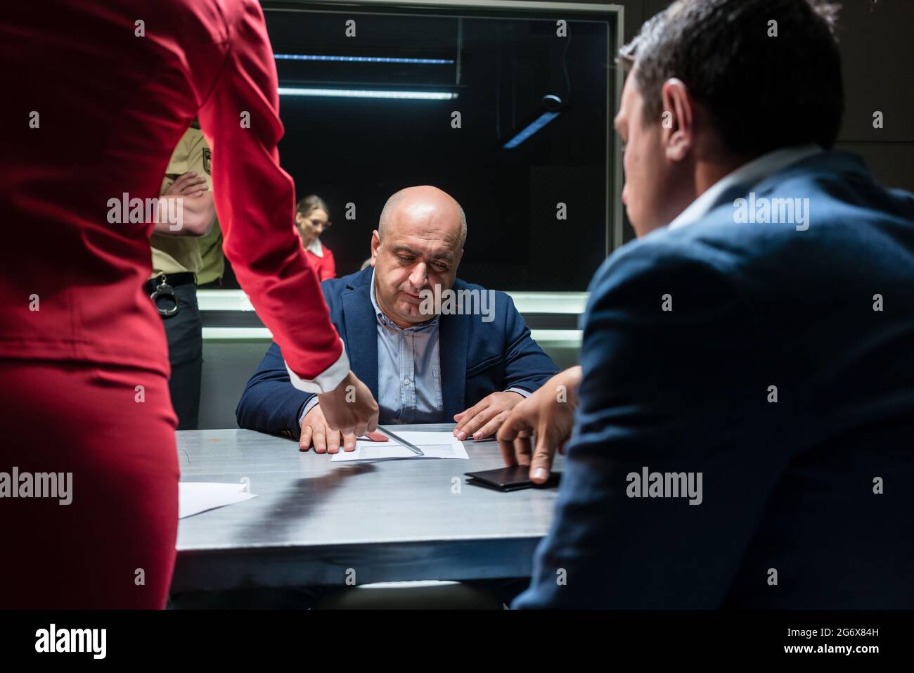 Im mittleren Alter Angeklagte oder Zeugen von dem Rechtsanwalt riet eine offizielle Aussage vor der Staatsanwaltschaft zu unterzeichnen, während eine strafrechtliche Untersuchung in Stockfoto