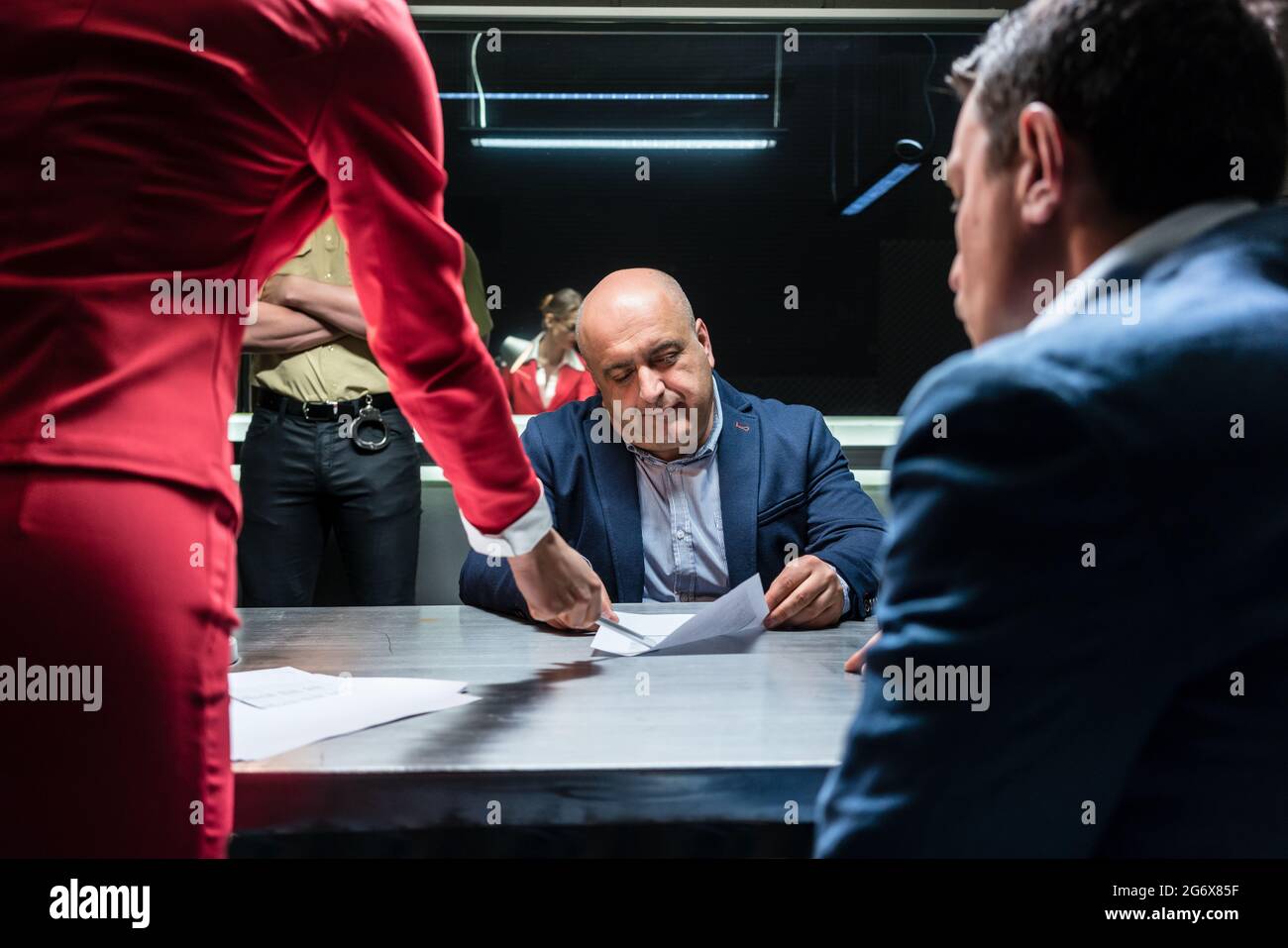 Im mittleren Alter Angeklagte oder Zeugen von dem Rechtsanwalt riet eine offizielle Aussage vor der Staatsanwaltschaft zu unterzeichnen, während eine strafrechtliche Untersuchung in Stockfoto