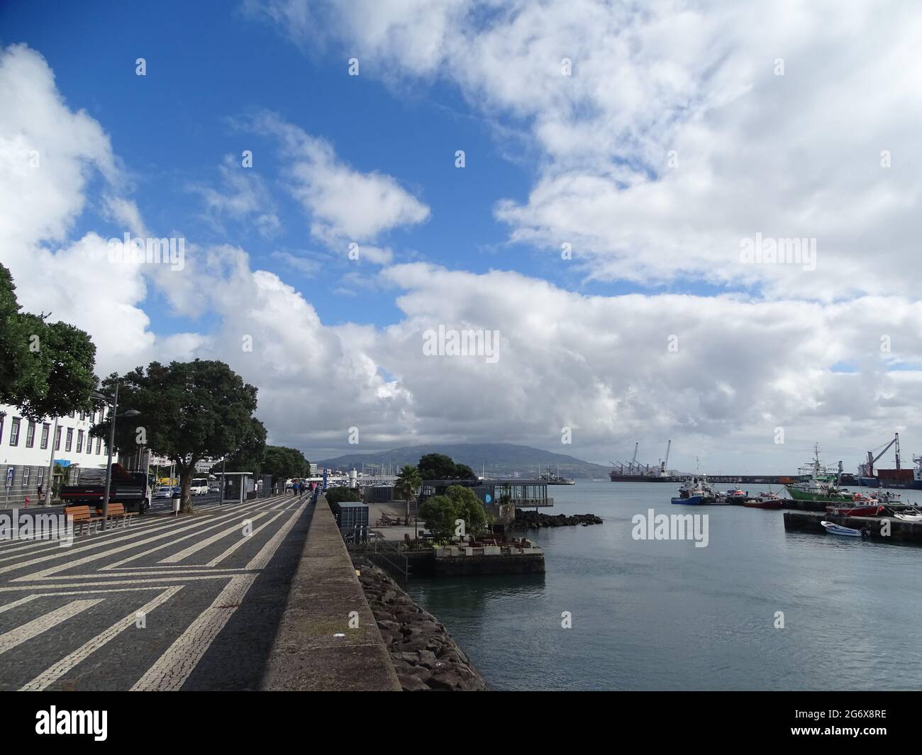 Hafen von Ponta Delgada Hauptstadt, Azoren Reiseziel, Promenade. Stockfoto