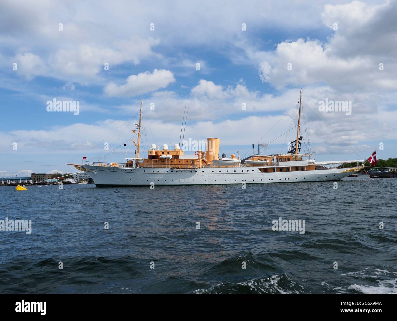 Die Royal Yacht Dannebrog ist unter dem Sommerhimmel in Kopenhagen festgemacht Stockfoto