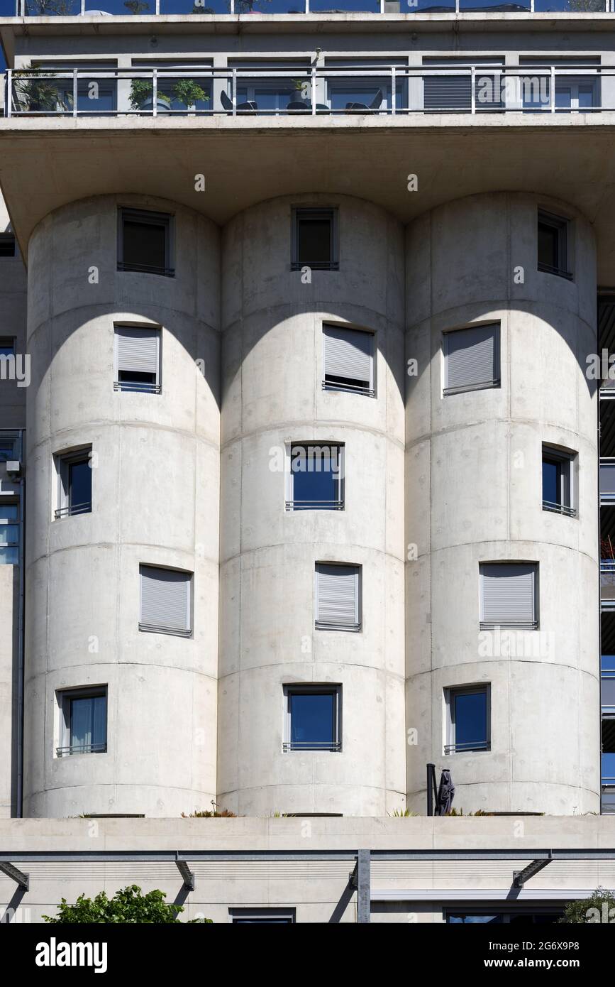 Unregelmäßige Fenstermuster von umgebautem Silo oder Gebäude Umwandlung von industriellem Betonsilo in Luxus-Apartments Aix-en-Provence Frankreich Stockfoto