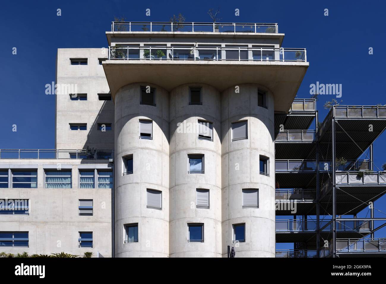 Umbau von Silo oder Gebäudeumbau von Industriesilo aus Beton in gehobene Apartments Aix-en-Provence Frankreich Stockfoto