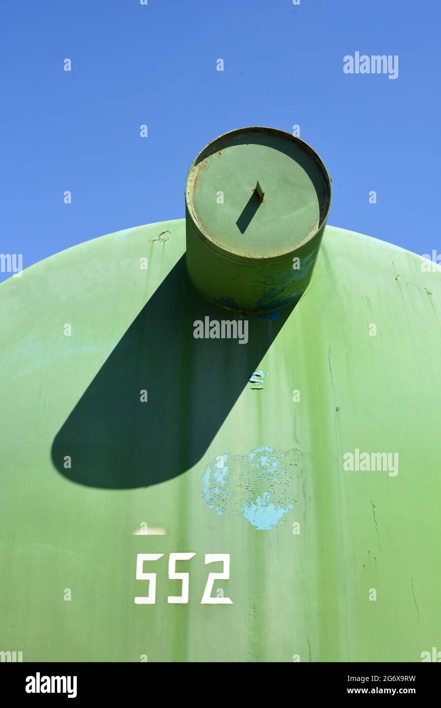 Zusammenfassung Detail eines Wassertanks, eines Wasserreservebehälters oder eines Wasserbehälters, der Wasser oder feuerhemmend enthält, um Waldbrände in Südfrankreich zu bekämpfen Stockfoto