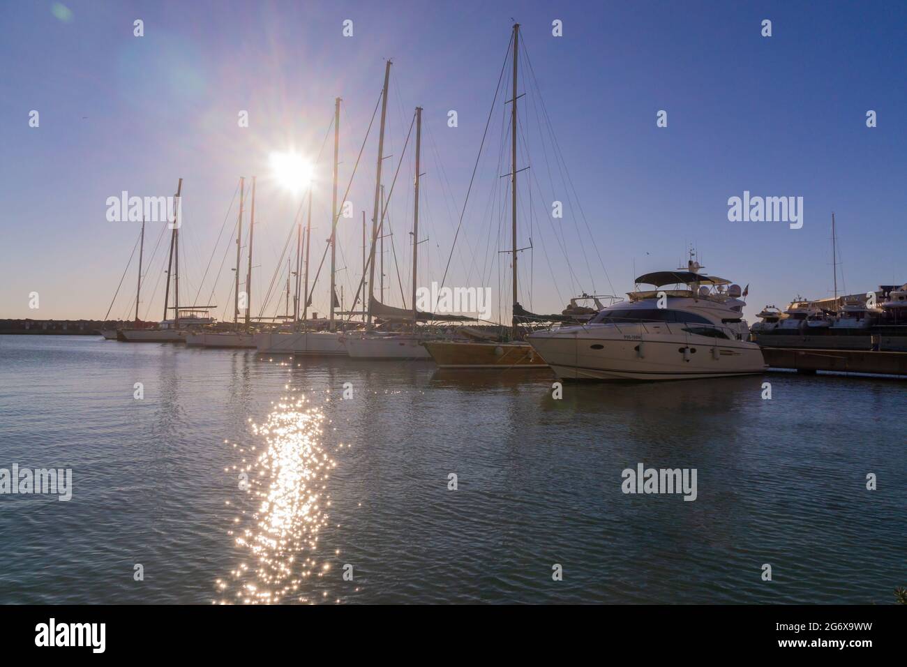 OSTIA, ROM, ITALIEN - 10 2020. JANUAR: Eine Reihe von Booten im modernen Touristenhafen von Rom im Hintergrund Stockfoto
