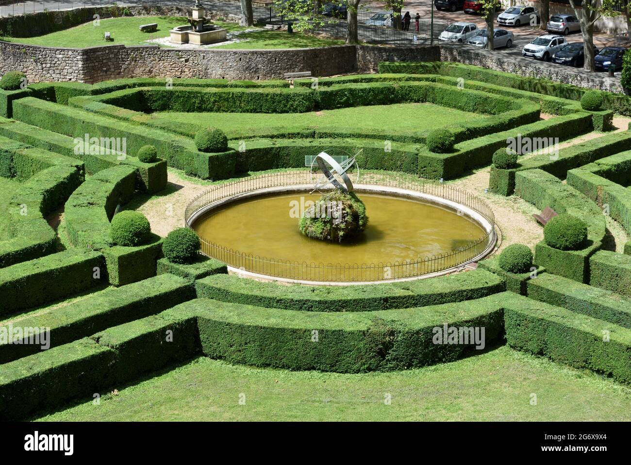 Rundes Becken, Gartenbecken und Springbrunnen im Zentrum des formellen Le Notre Garden mit Astrolabe-Skulptur im Entrecasteaux Chateau Var Provence France Stockfoto