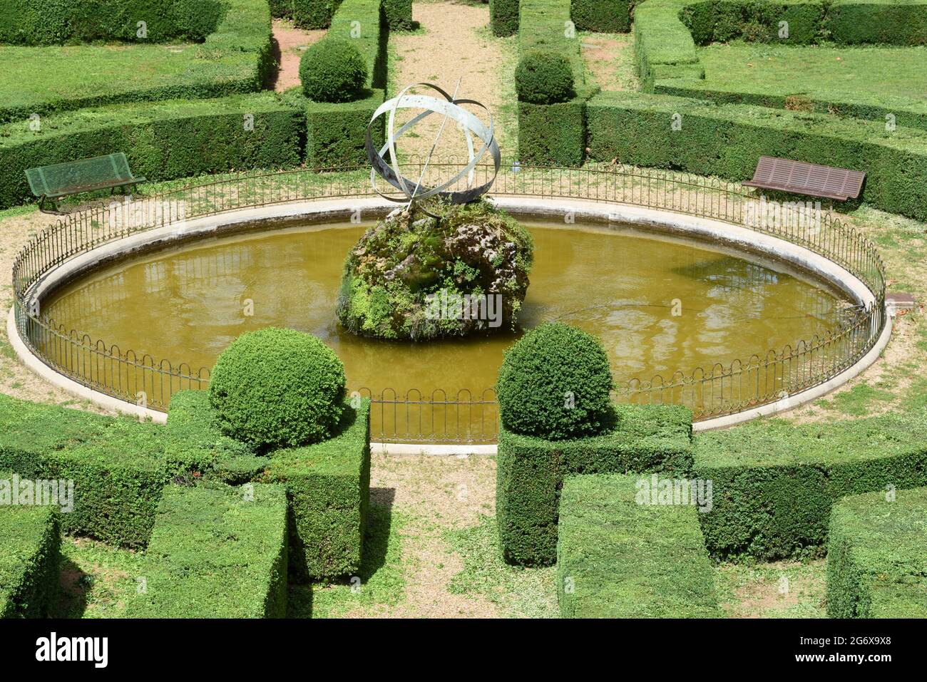 Rundes Becken, Gartenbecken und Springbrunnen im Zentrum des formellen Le Notre Garden mit Astrolabe-Skulptur im Entrecasteaux Chateau Var Provence France Stockfoto