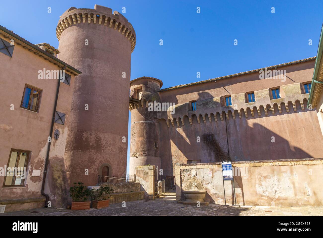 Eingang des mittelalterlichen Schlosses von Santa Severa (Gemeinde Santa Marinella) an der alten Via Aurelia in der Nähe von Rom vor dem Tyrrheni Stockfoto