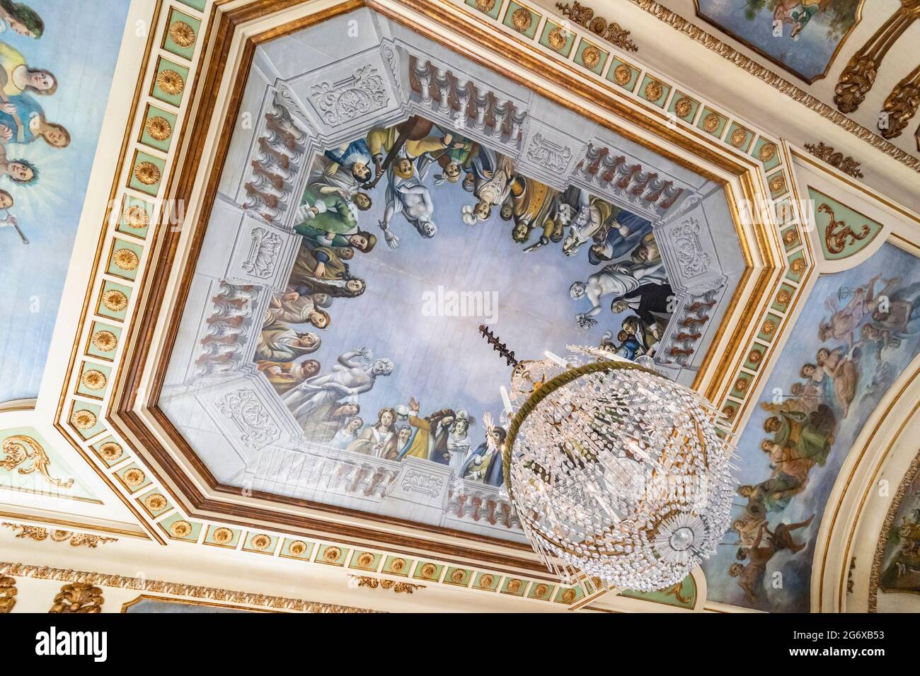 Queluz-Palast, Gemeinde Sintra, Portugal. Bemalte Decke, die die königliche Familie bei einer musikalischen Soiree in der Sala dos Embaixadores, oder Hall of, zeigt Stockfoto