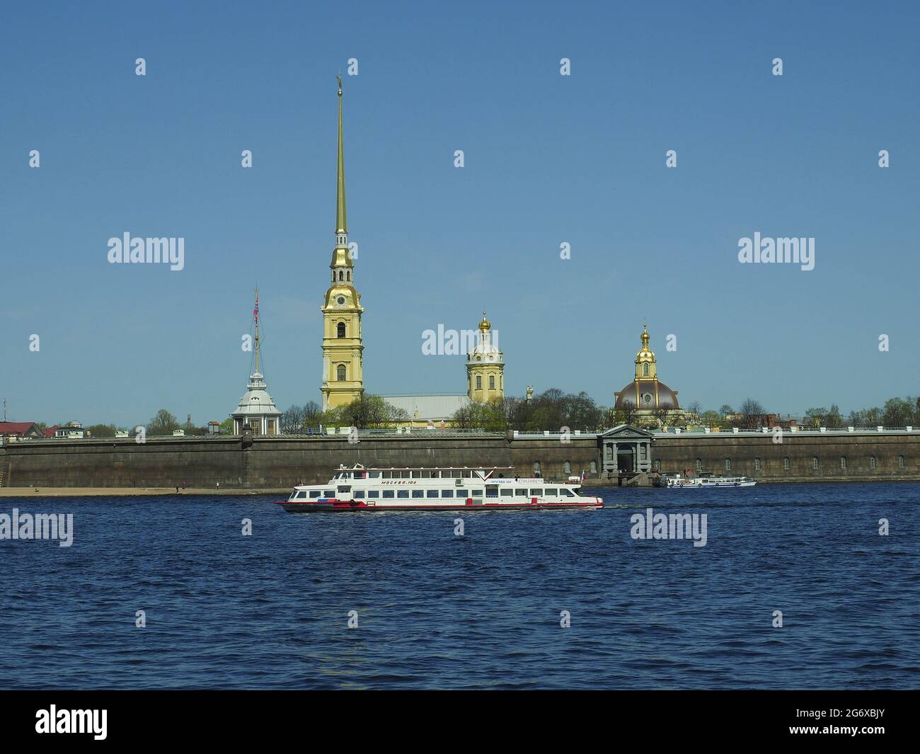 Peter und Paul Festung auf dem Fluss Neva, St. Petersburg, Russland Landschaft während des sonnigen Tages aufgenommen Stockfoto
