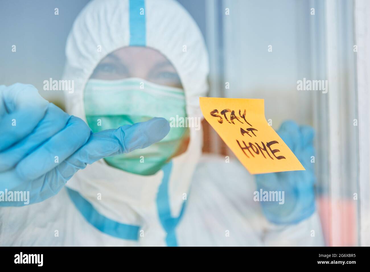 Stay At Home Nachricht auf Haftnotiz auf dem Fenster von Coronavirus und Covid-19 Pandemieklinik Stockfoto