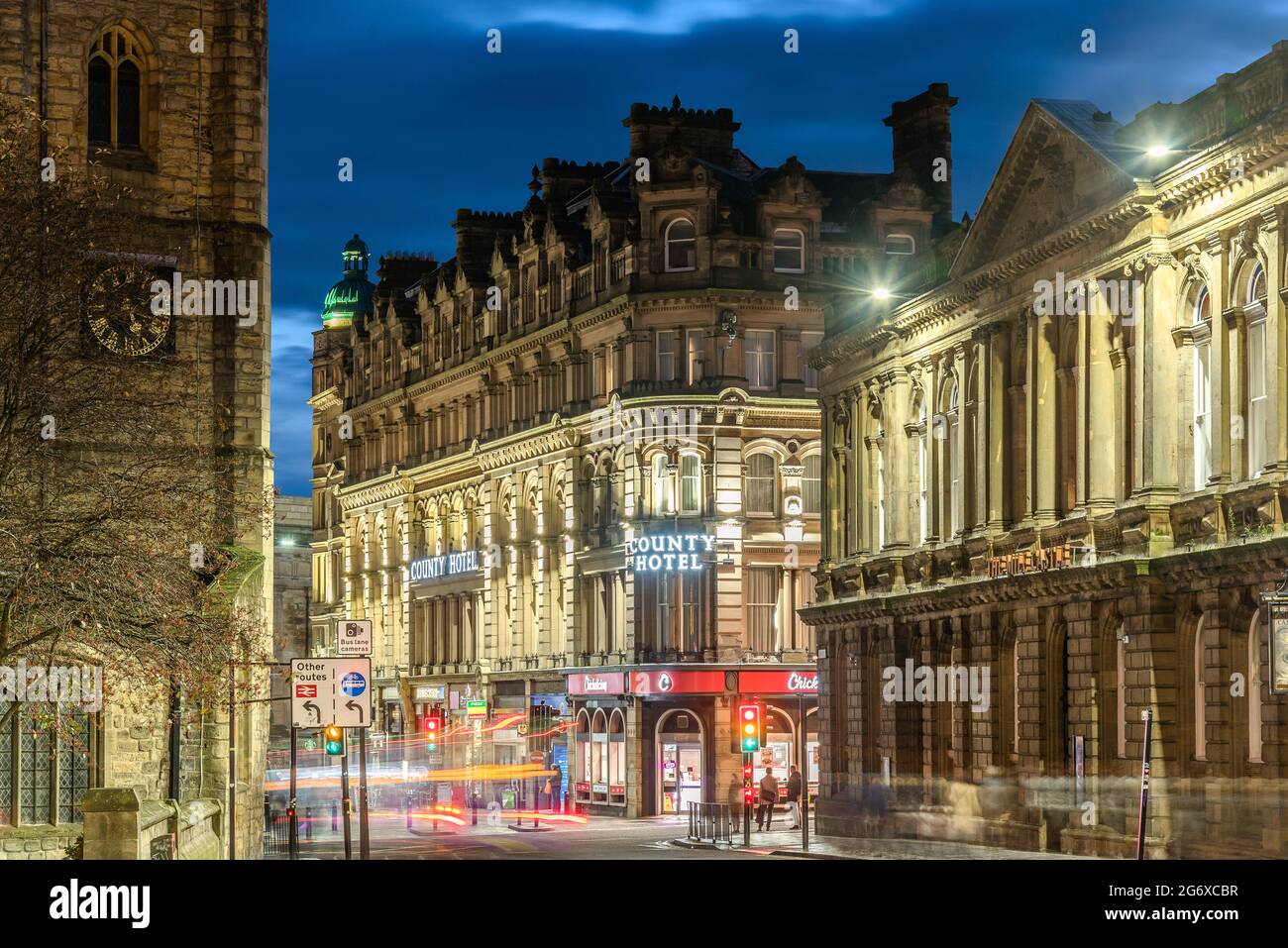 Das County Hotel ist ein großartiges viktorianisches Hotel direkt gegenüber dem Bahnhof Newcastle upon Tyne und wurde 1874 erbaut. Auf der rechten Seite befindet sich der Treuhänder Savings Ba Stockfoto