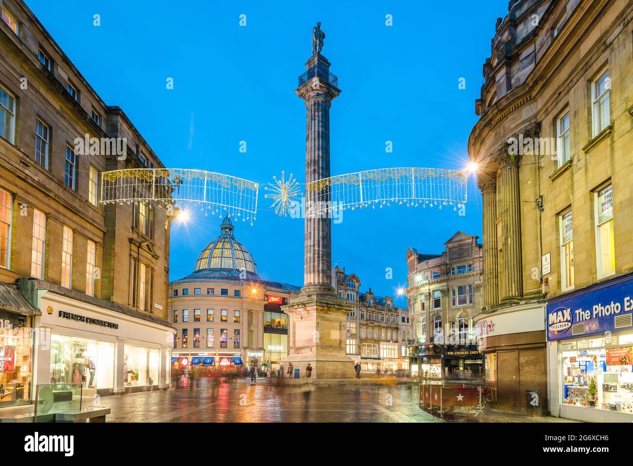 Hier von der Market Street in Twilight gesehen, ist Gray's Monument ein denkmalgeschütztes Denkmal für Charles Gray, 2. Earl Grey, das 1838 im Zentrum von erbaut wurde Stockfoto