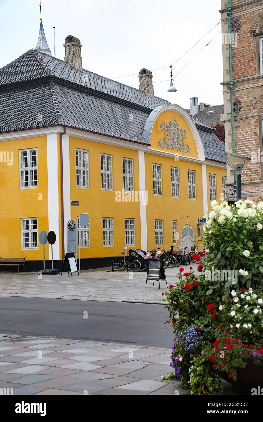 Altes Rathaus. Schönes historisches gelb-weiß gestrichenes Gebäude im Stadtzentrum von Aalborg, Dänemark. Stockfoto
