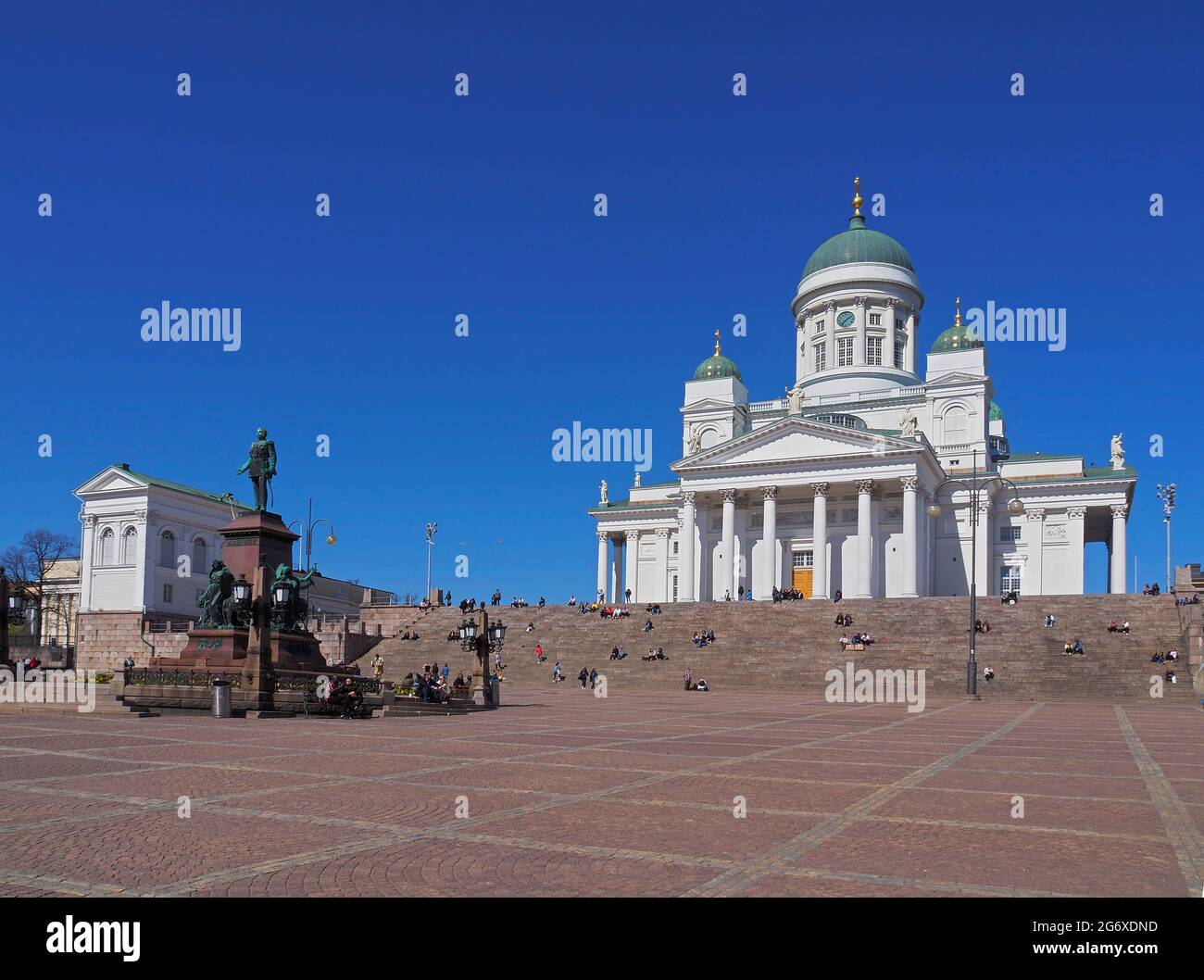 St. Nikolaus-Kathedrale und Denkmal von Alexander II. Auf dem Senatplatz Senaatintori in Helsinki, Finnland beiläufige Menschen auf dem Vorplatz Stockfoto
