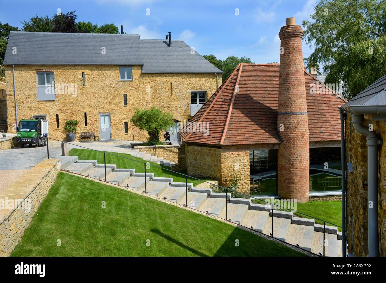 Die schönen neuen Gebäude im Farmyard Hotel in Somerset, England. Das Hotel ist dem exklusiven Newt Hotel angeschlossen, das in der Nähe liegt. Sie gehören Koos und Karen Becker, einem Milliardärspaar aus Südafrika. Er ist CEO von Naspers, einem globalen Medienunternehmen. Stockfoto