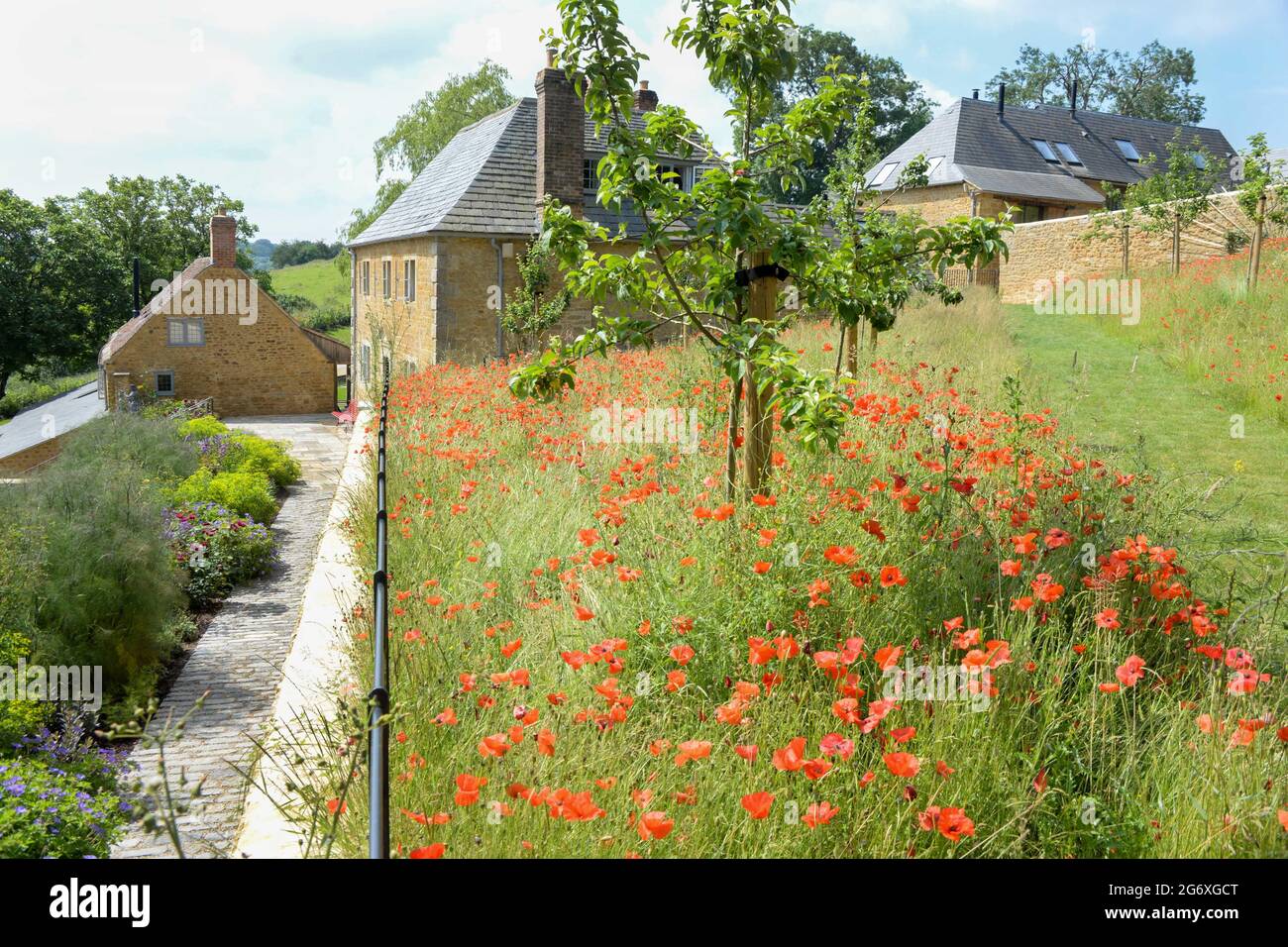 Die schönen neuen Gebäude im Farmyard Hotel in Somerset, England. Das Hotel ist dem exklusiven Newt Hotel angeschlossen, das in der Nähe liegt. Sie gehören Koos und Karen Becker, einem Milliardärspaar aus Südafrika. Er ist CEO von Naspers, einem globalen Medienunternehmen. Stockfoto