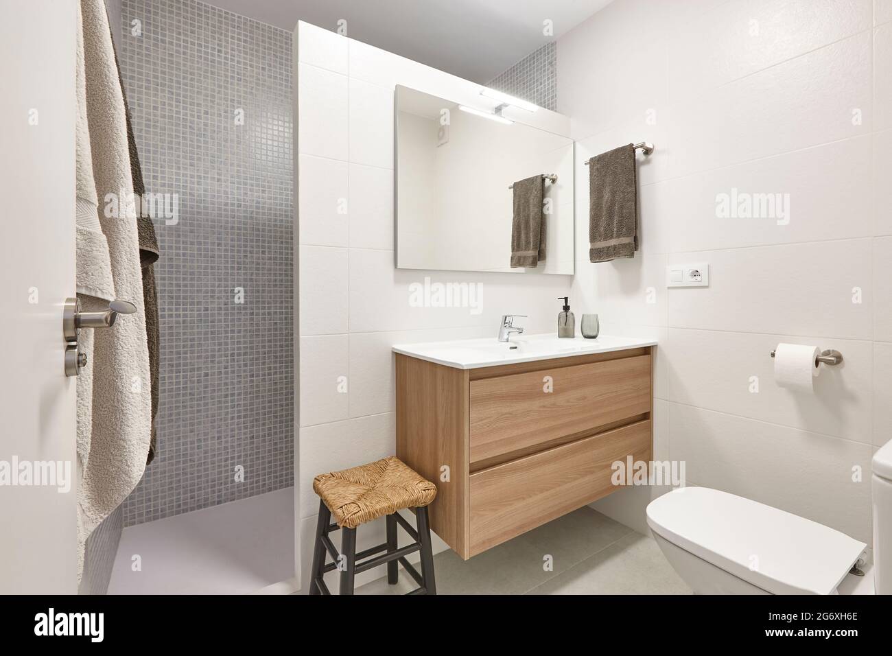 Modernes Badezimmer mit Dusche und Waschbecken in Weiß Stockfoto
