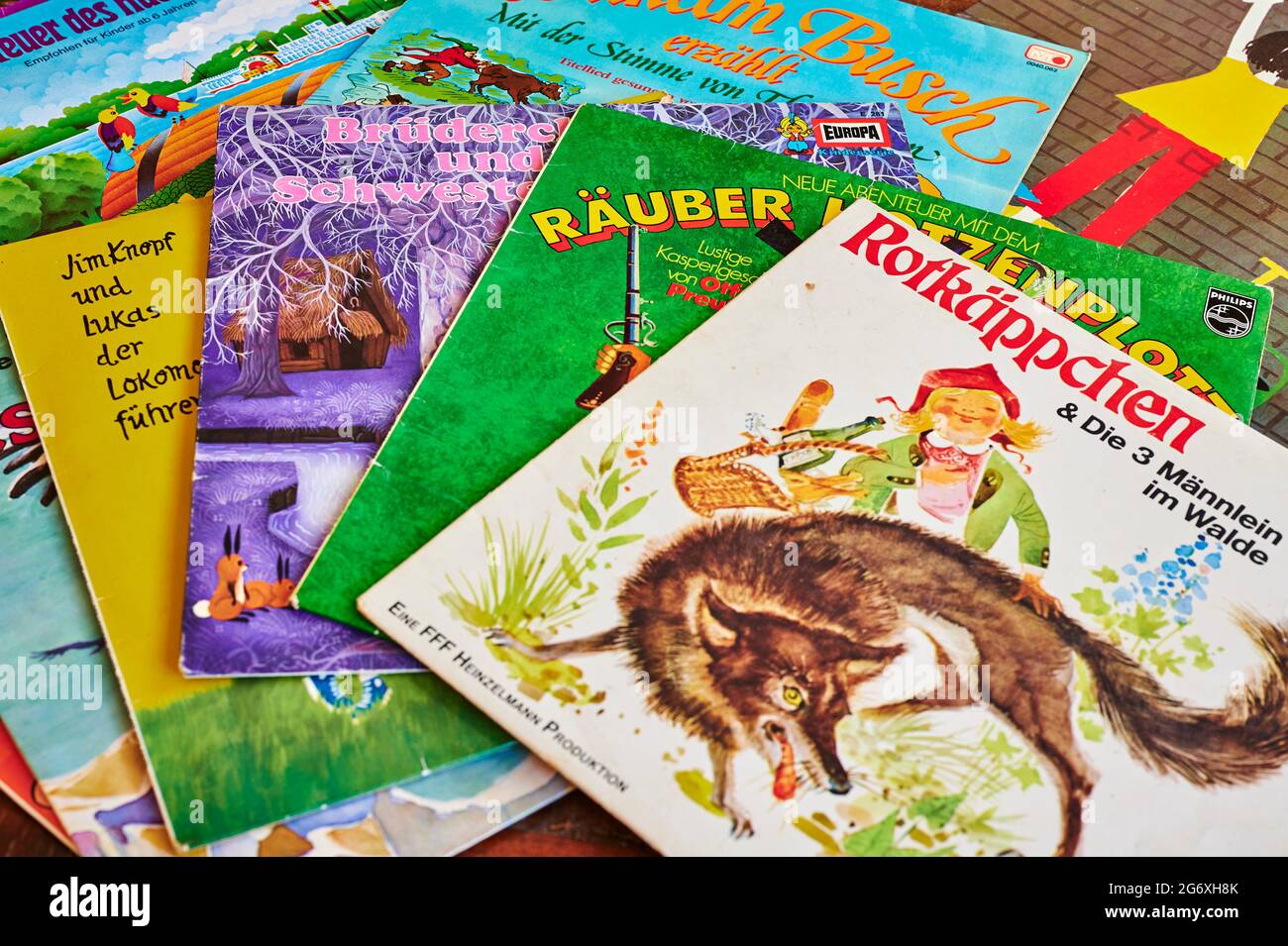 Berlin, Deutschland - 25. August 2019: Verschiedene Cover von Schallplatten mit deutschen Hörspielen für Kinder aus den siebziger Jahren. Stockfoto