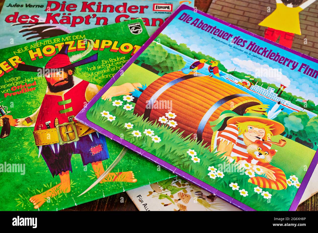 Berlin, Deutschland - 25. August 2019: Verschiedene Cover von Schallplatten mit deutschen Hörspielen für Kinder aus den siebziger Jahren. Stockfoto