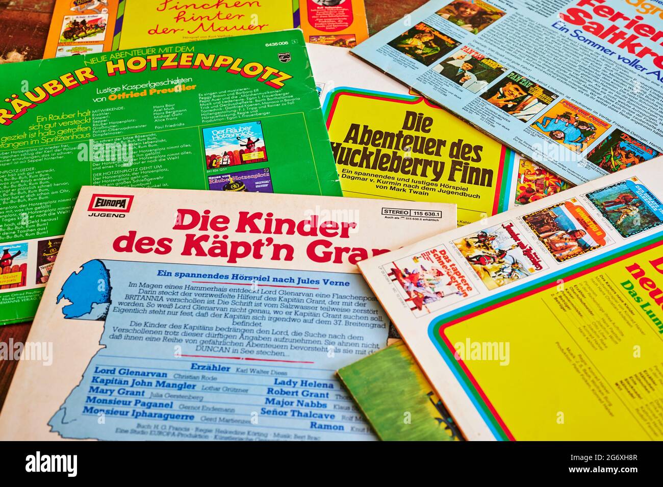 Berlin, Deutschland - 25. August 2019: Verschiedene Cover von Schallplatten mit deutschen Hörspielen für Kinder aus den siebziger Jahren. Stockfoto
