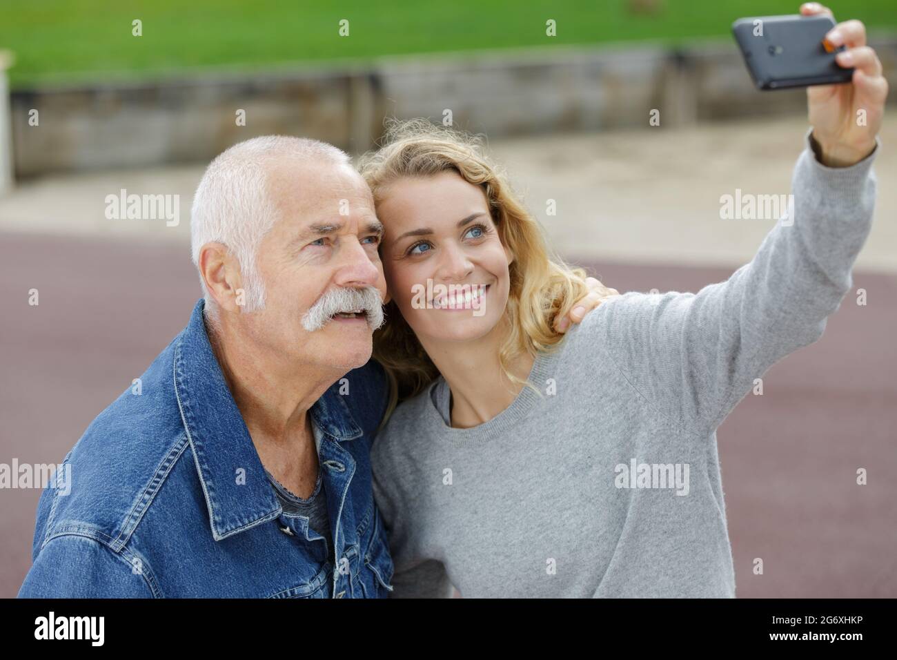 Vater und Tochter machen ein Selfie-Portrait im Park Stockfoto