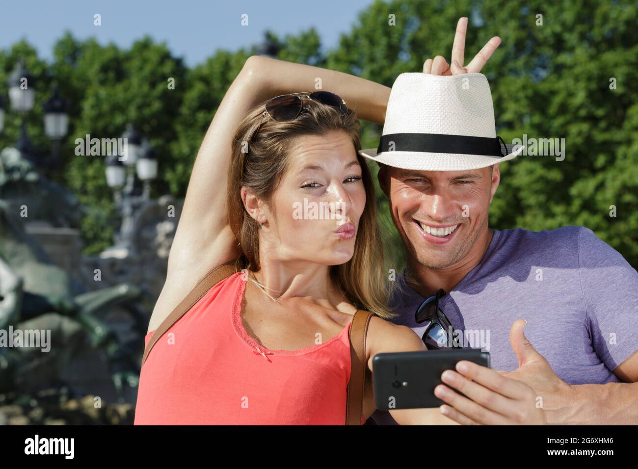 Junge Leute, die einen guten Tag in der Stadt verbringen Stockfoto