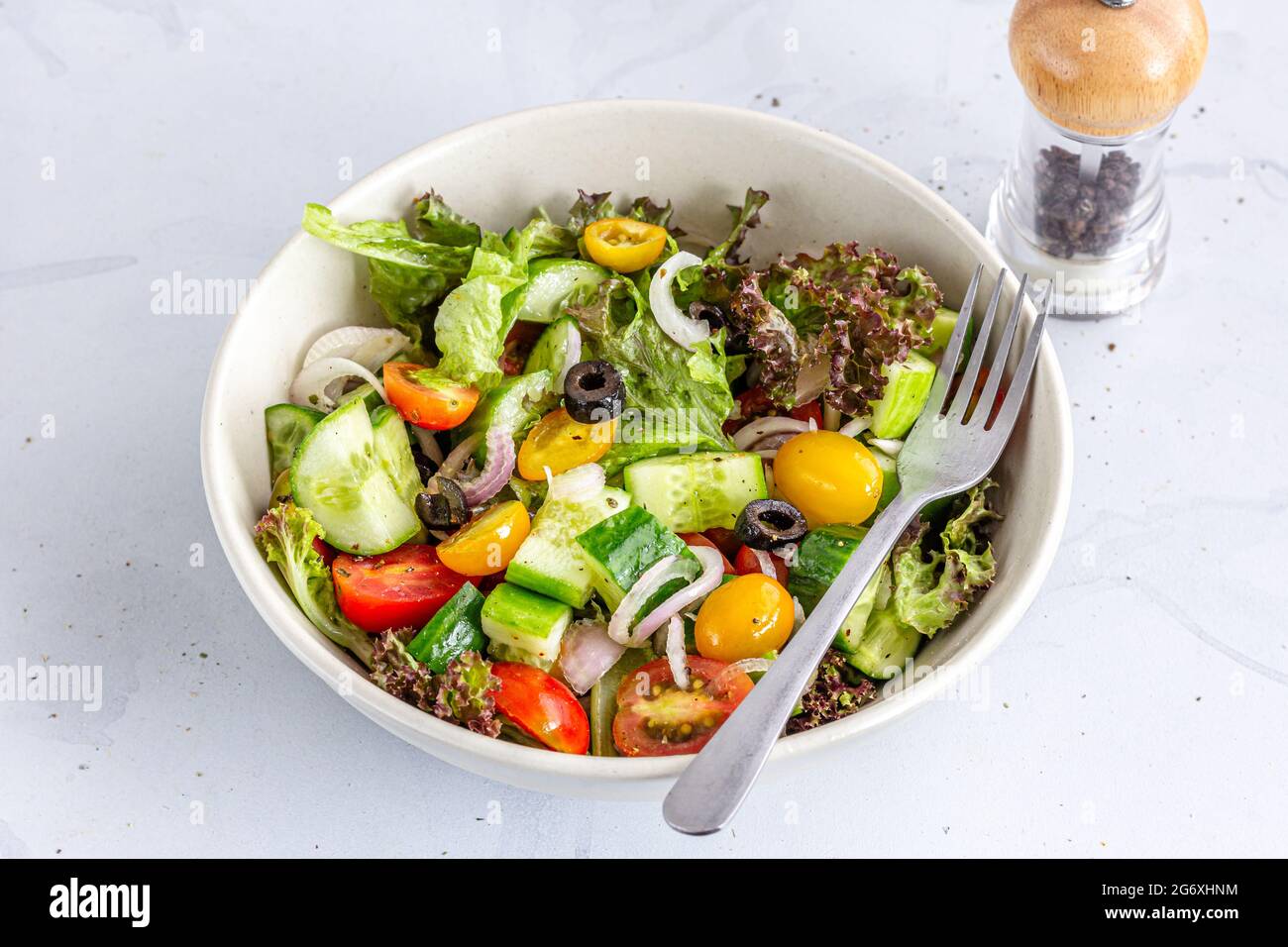 Gesunder Gemüse- und Vegansalat mit Tomate und Gurke Stockfoto