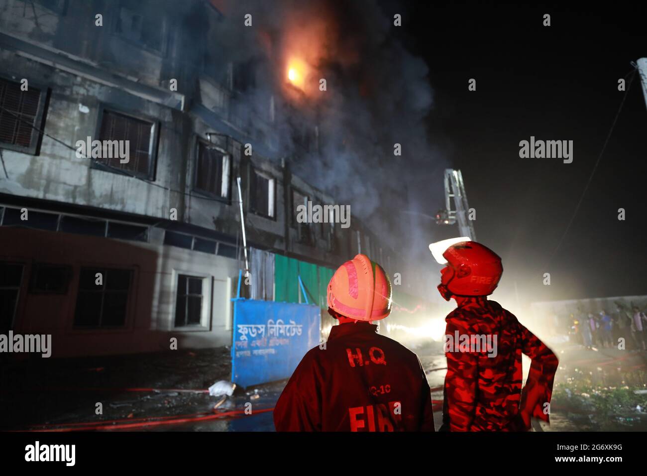 Dhaka, Dhaka, Bangladesch. Juli 2021. 09, Juli 2021 Feuer brach in der Fabrik von Hashem Foods Ltd in Narayanganj's Rupganj in Bangladesch aus.Quelle: Harun-or-Rashid/ZUMA Wire/Alamy Live News Stockfoto