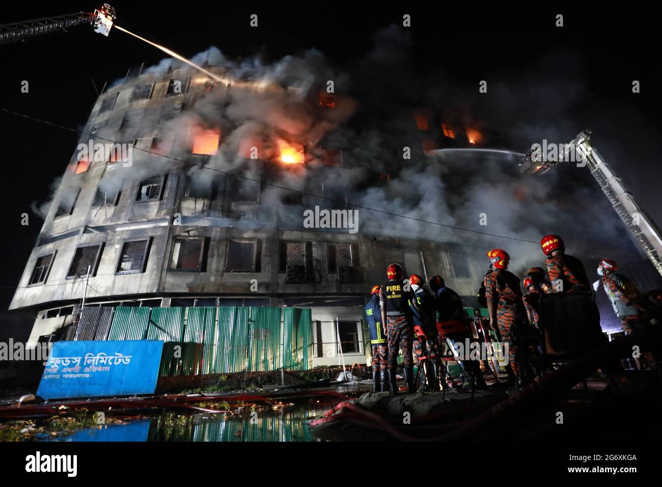 Dhaka, Dhaka, Bangladesch. Juli 2021. 09, Juli 2021 Feuer brach in der Fabrik von Hashem Foods Ltd in Narayanganj's Rupganj in Bangladesch aus.Quelle: Harun-or-Rashid/ZUMA Wire/Alamy Live News Stockfoto