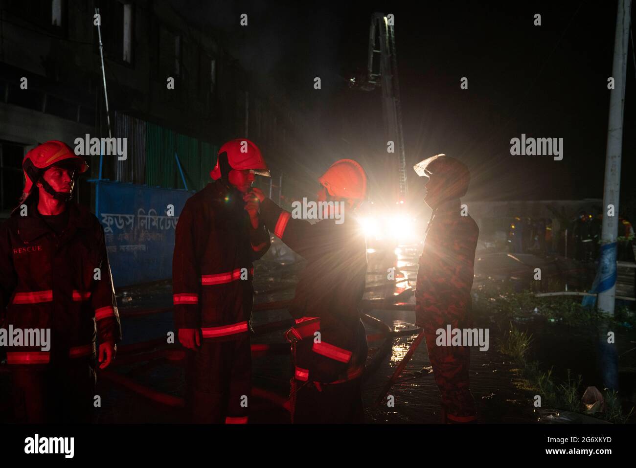 Rupganj, Bangladesch. Juli 2021. In einer Lebensmittelfabrik in Rupganj in Narayanganj brach ein tödliches Feuer aus. Mehr als 50 Menschen sind durch das Feuer gestorben, das viele Arbeiter gezwungen hat, aus den oberen Stockwerken um ihr Leben zu springen. Stockfoto