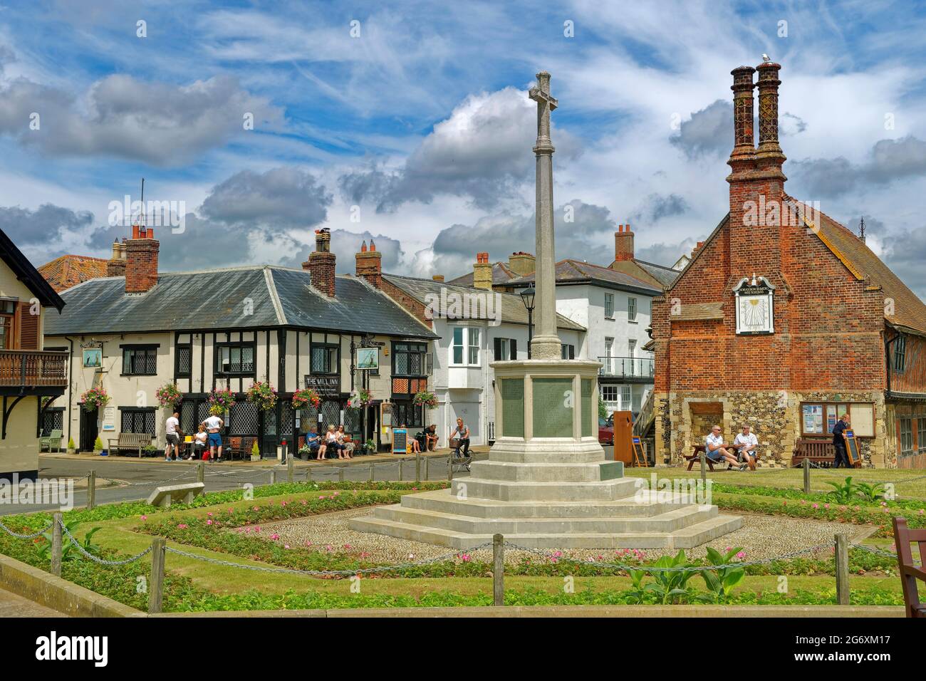 Aldburgh Stadtzentrum mit Kriegsdenkmal und Moot House, Suffolk, England. Stockfoto