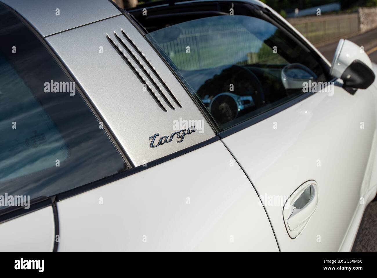Tintern, Wales, Vereinigtes Königreich - 7. Juli 2021: Ein weißer, konvertierbarer Porsche 911 Targa 4 S, der in der ländlichen Gegend von South Wales vor der Tintern Abbey geparkt ist Stockfoto