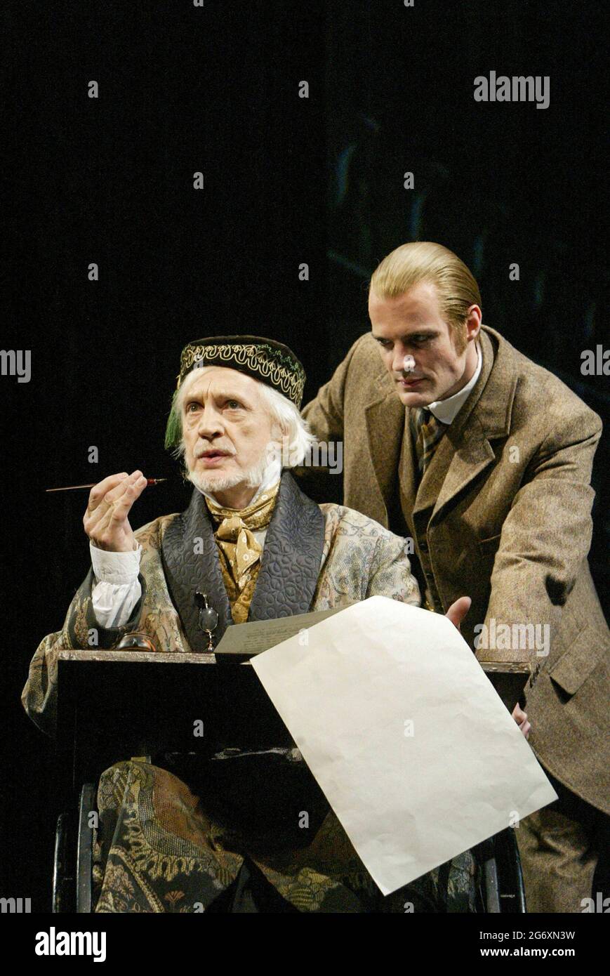 l-r: Edward Petherbridge (Mr Fairlie), Oliver Darley (Sir Percival Glyde) in THE WOMAN IN WHITE at the Palace Theatre, London W1 15/09/2004 Musik: Andrew Lloyd Webber Texte: David Zippel Buch: Charlotte Jones nach dem Roman von Wilkie Collins Design: William Dudley Beleuchtung: Paul Pyant Tanz & Bewegung: Wayne McGregor Regie: Trevor Nunn Stockfoto