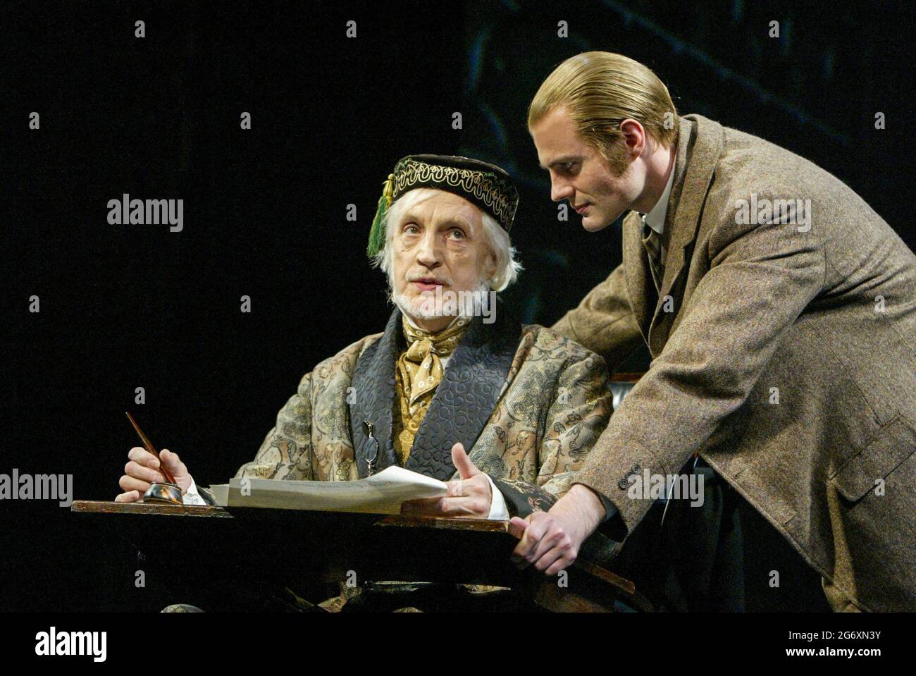 l-r: Edward Petherbridge (Mr Fairlie), Oliver Darley (Sir Percival Glyde) in THE WOMAN IN WHITE at the Palace Theatre, London W1 15/09/2004 Musik: Andrew Lloyd Webber Texte: David Zippel Buch: Charlotte Jones nach dem Roman von Wilkie Collins Design: William Dudley Beleuchtung: Paul Pyant Tanz & Bewegung: Wayne McGregor Regie: Trevor Nunn Stockfoto