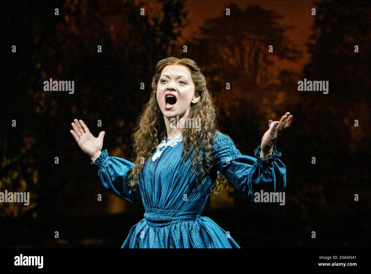 Maria Friedman (Marian Halcombe) in THE WOMAN IN WHITE at the Palace Theatre, London W1 15/09/2004 Musik: Andrew Lloyd Webber Texte: David Zippel Buch: Charlotte Jones nach dem Roman von Wilkie Collins Design: William Dudley Beleuchtung: Paul Pyant Tanz & Bewegung: Wayne McGregor Regie: Trevor Nunn Stockfoto