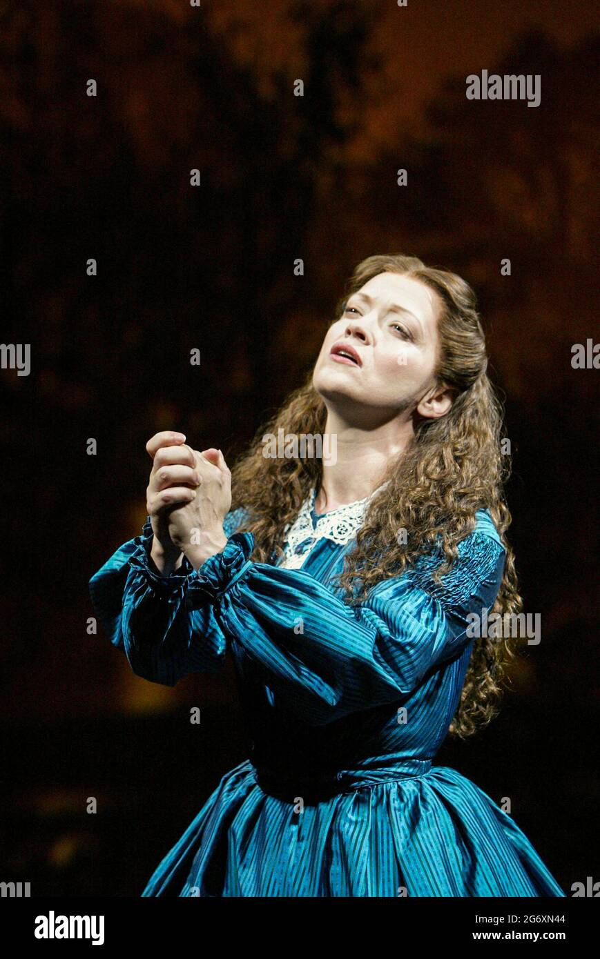 Maria Friedman (Marian Halcombe) in THE WOMAN IN WHITE at the Palace Theatre, London W1 15/09/2004 Musik: Andrew Lloyd Webber Texte: David Zippel Buch: Charlotte Jones nach dem Roman von Wilkie Collins Design: William Dudley Beleuchtung: Paul Pyant Tanz & Bewegung: Wayne McGregor Regie: Trevor Nunn Stockfoto