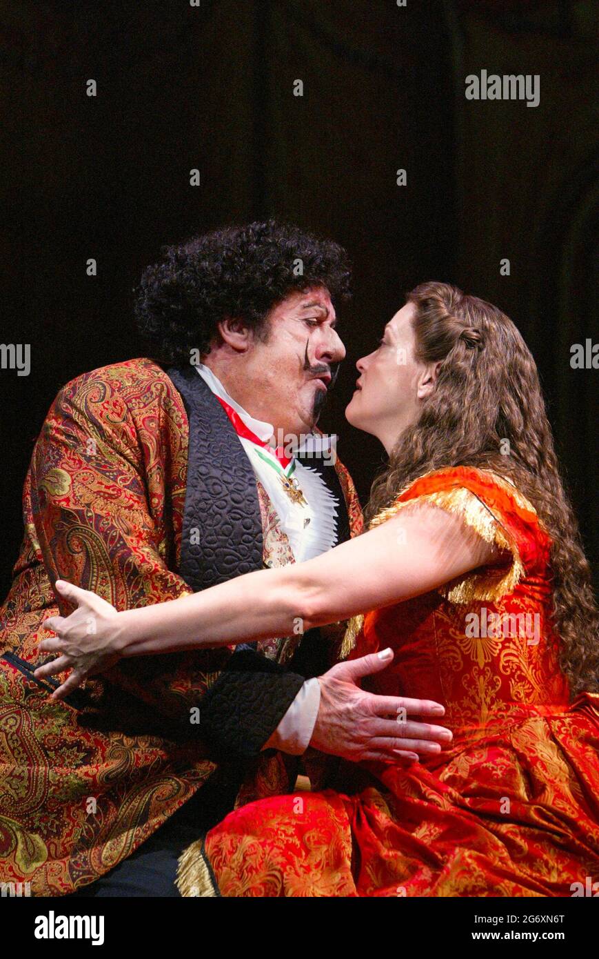 Michael Crawford (Count Fosco), Maria Friedman (Marian Halcombe) in THE WOMAN IN WHITE at the Palace Theatre, London W1 15/09/2004 Musik: Andrew Lloyd Webber Texte: David Zippel Buch: Charlotte Jones nach dem Roman von Wilkie Collins Design: William Dudley Beleuchtung: Paul Pyant Tanz & Bewegung: Wayne McGregor Regie: Trevor Nunn Stockfoto