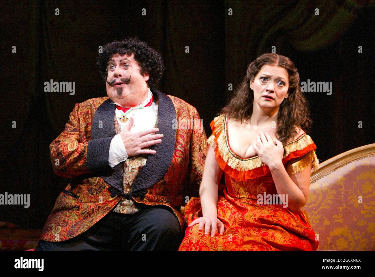 Michael Crawford (Count Fosco), Maria Friedman (Marian Halcombe) in THE WOMAN IN WHITE at the Palace Theatre, London W1 15/09/2004 Musik: Andrew Lloyd Webber Texte: David Zippel Buch: Charlotte Jones nach dem Roman von Wilkie Collins Design: William Dudley Beleuchtung: Paul Pyant Tanz & Bewegung: Wayne McGregor Regie: Trevor Nunn Stockfoto