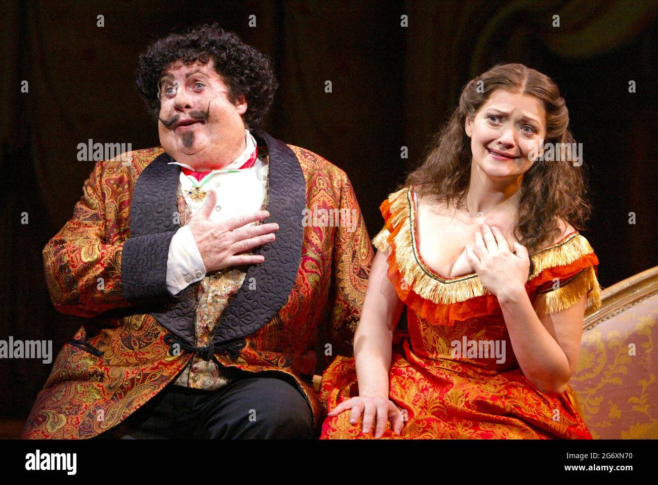 Michael Crawford (Count Fosco), Maria Friedman (Marian Halcombe) in THE WOMAN IN WHITE at the Palace Theatre, London W1 15/09/2004 Musik: Andrew Lloyd Webber Texte: David Zippel Buch: Charlotte Jones nach dem Roman von Wilkie Collins Design: William Dudley Beleuchtung: Paul Pyant Tanz & Bewegung: Wayne McGregor Regie: Trevor Nunn Stockfoto