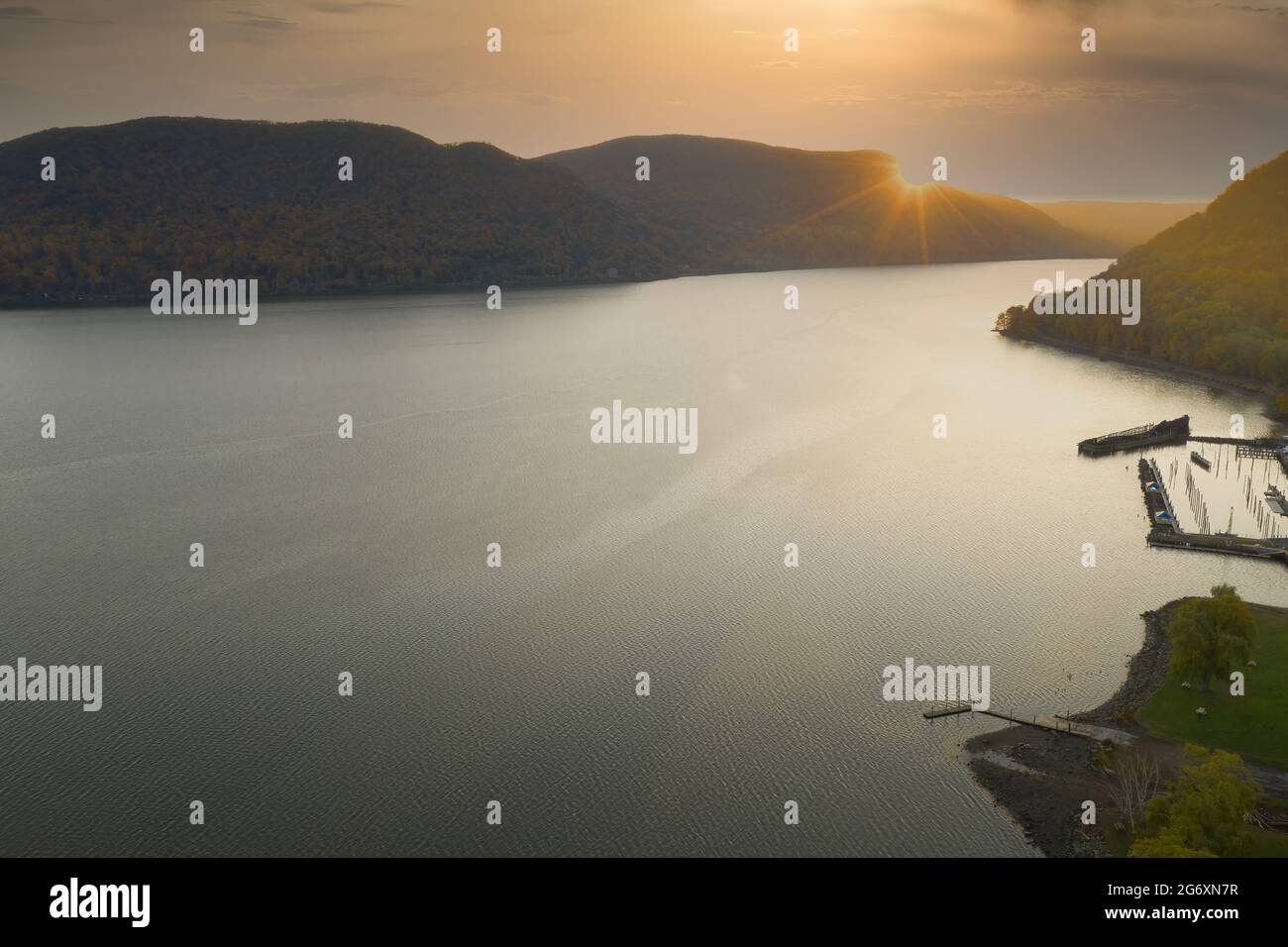 Luftaufnahme des Hudson River im Bundesstaat New York mit Bergen im Hintergrund bei Sonnenaufgang. Stockfoto
