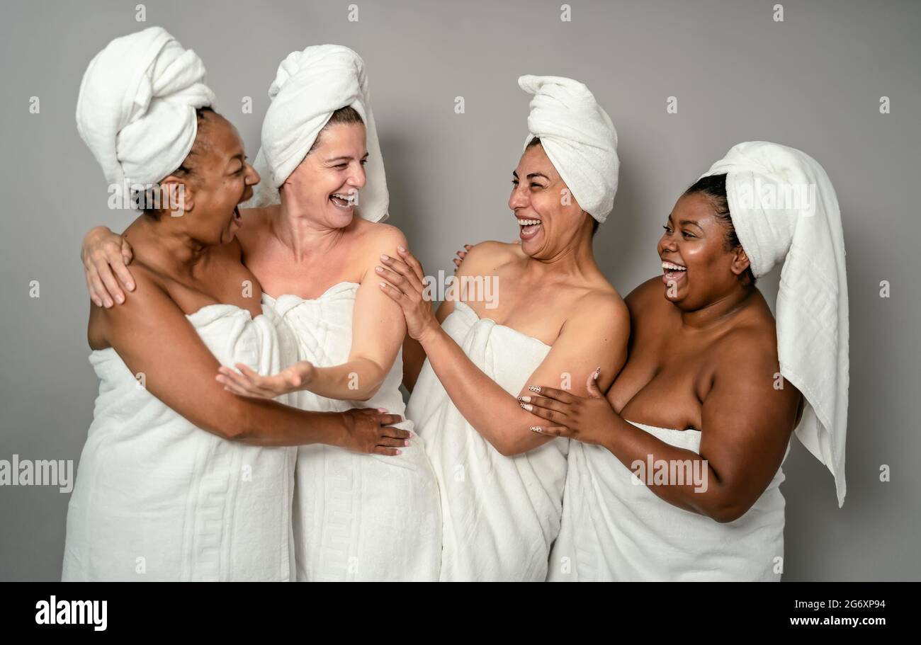 Glückliche multirassische Frauen mit unterschiedlichen Körpergrößen mit Hautpflege Spa Day - Menschen Selfcare Konzept Stockfoto