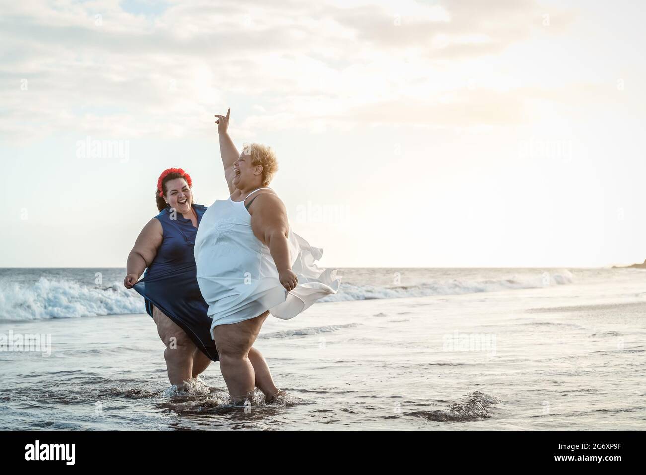 Bild Dicke Frauen Am Strand Dicke weiber mädchen -Fotos und -Bildmaterial in hoher Auflösung – Alamy