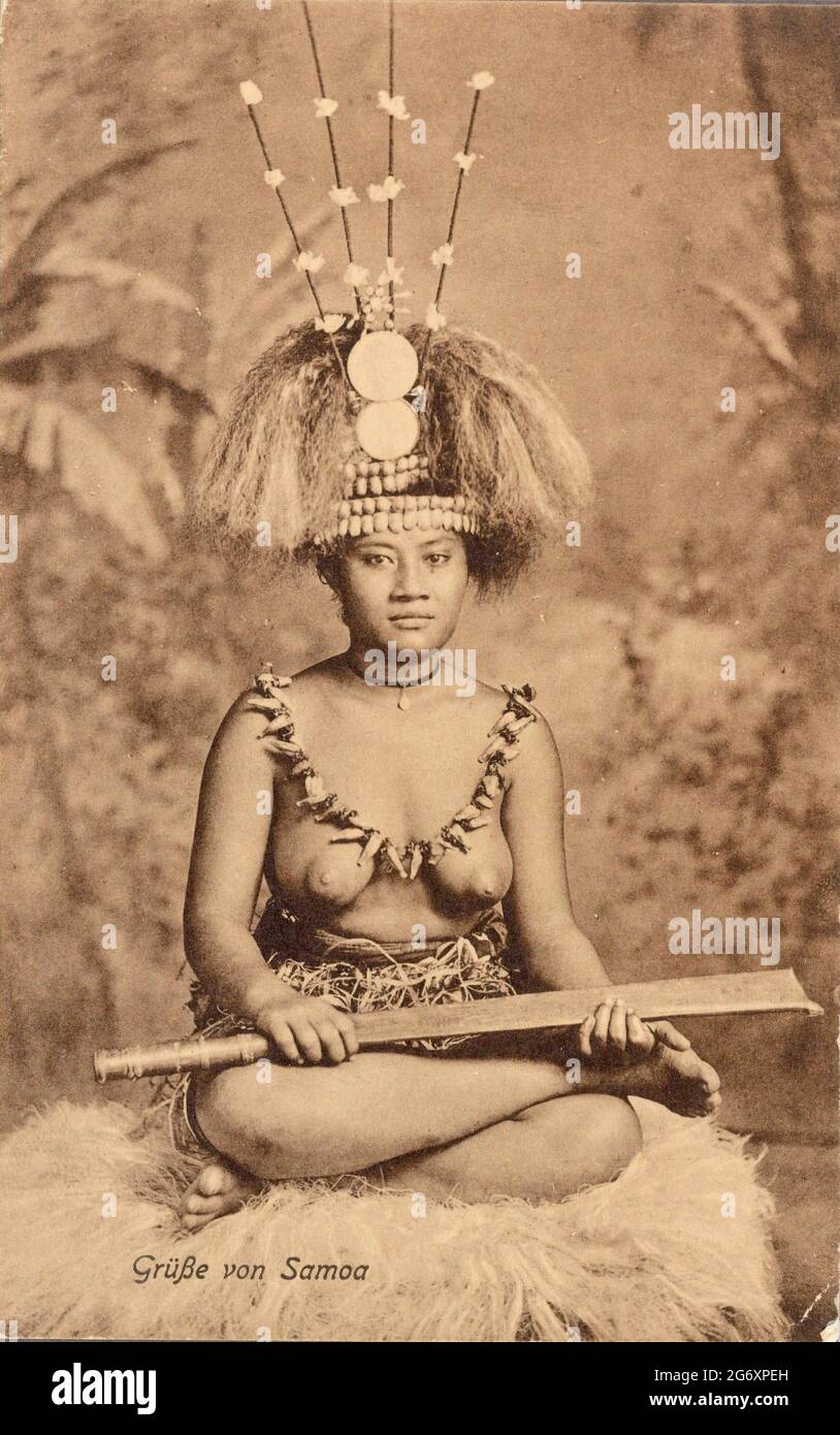 Samoischer Taupou mit zeremoniellem Tanzmesser - 1916 Stockfoto