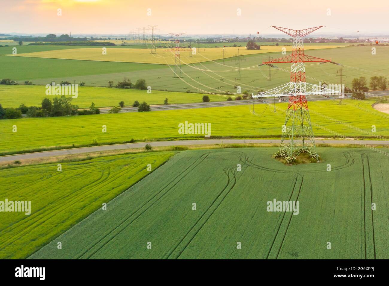 Luftaufnahme der Stromübertragungsleitungen bei Sonnenuntergang Stockfoto