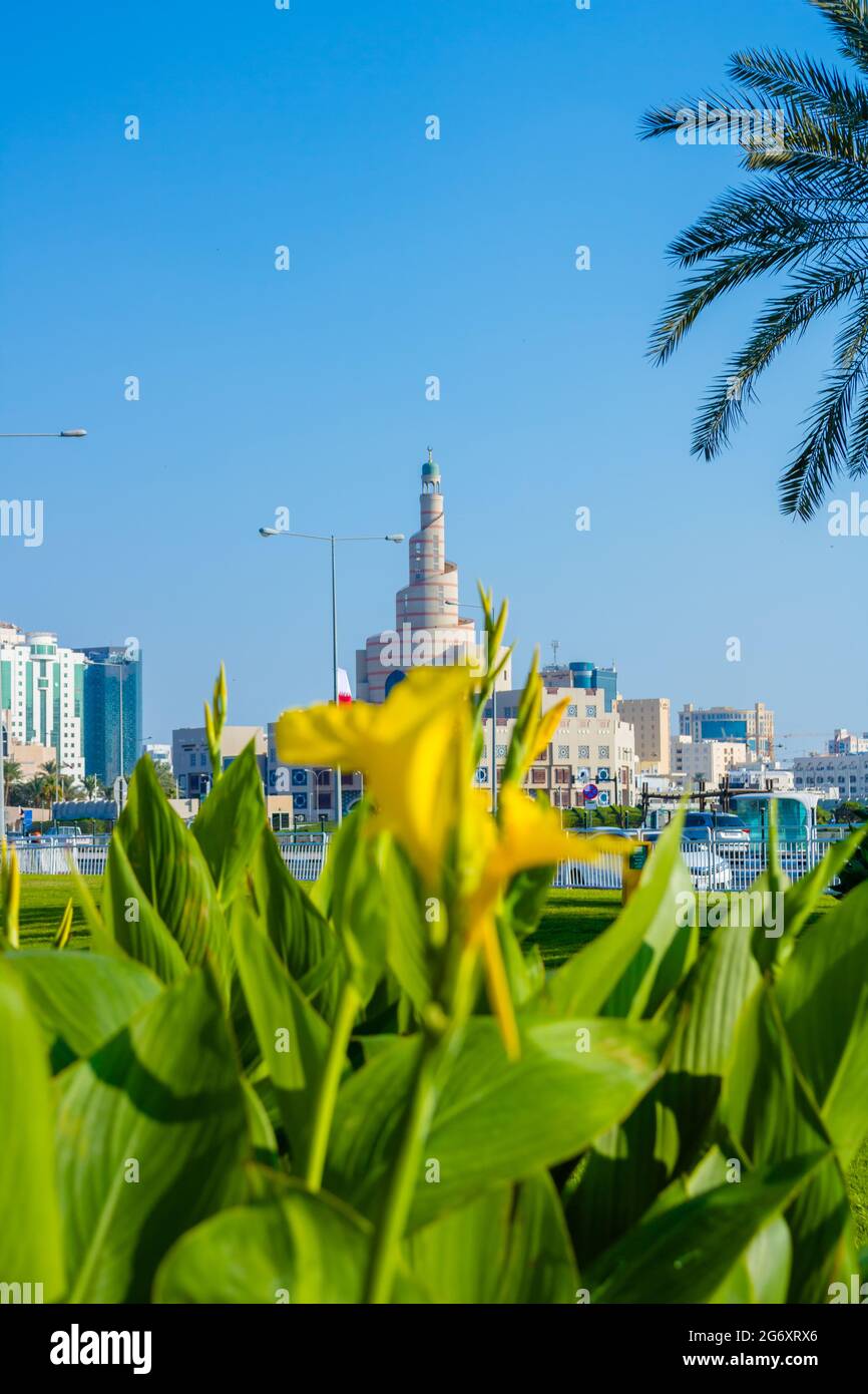 Al-Fanar Islamisches Kulturzentrum, mit Blumen im Vordergrund in Doha Stockfoto