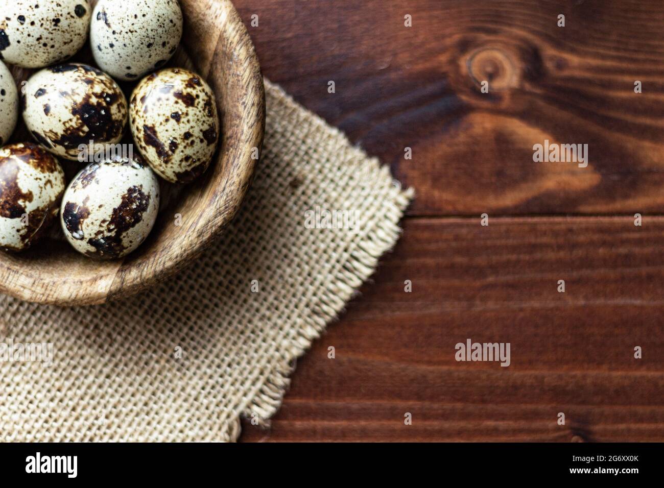 Wachteleier in Holzschüssel auf Holz; kleine gefleckte Eier; Gourmet; Delikatesse Stockfoto