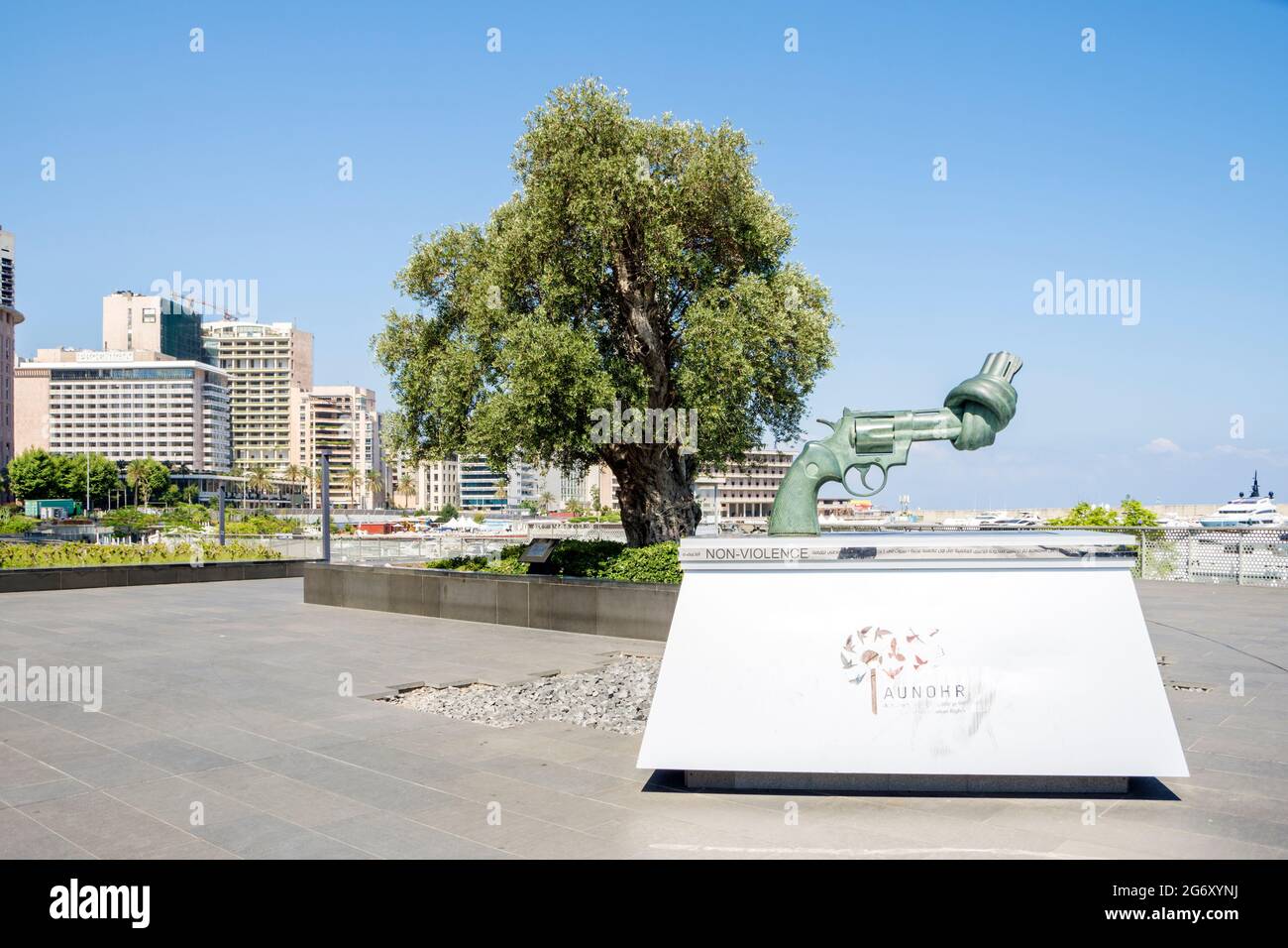 Gewaltfreie Skulptur oder Knoted Gun Skulptur des schwedischen Künstlers Carl Fredrik Reutersward in Zaitunay Bay, Beirut, Libanon Stockfoto