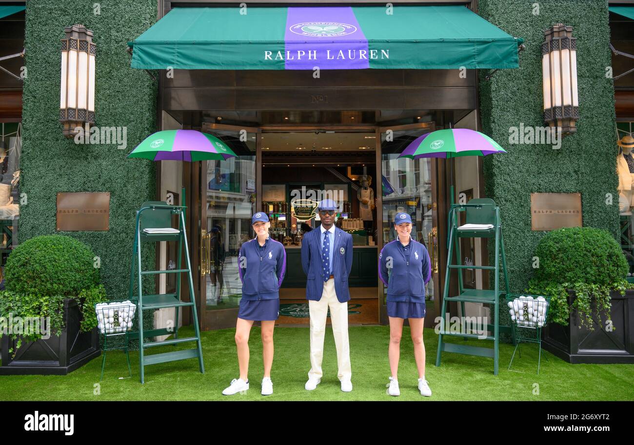 New Bond Street, London, Großbritannien. 9. Juli 2021. Mitarbeiter von Ralph  Lauren posieren in Uniformen der Bekleidungskollektion Ralph Lauren x  Wimbledon als Ball Girls und Linesman am Eingang des Ralph Lauren Flagship
